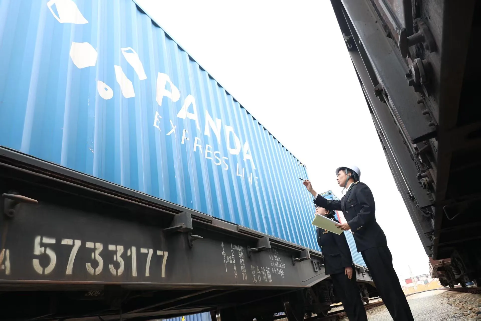 钢铁丝路再出发！中欧班列（福州）2026年首趟班列鸣笛启航