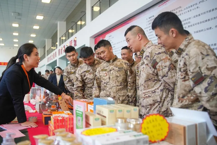千余款闽货“组团”进军营 专属“拥军价”暖兵心