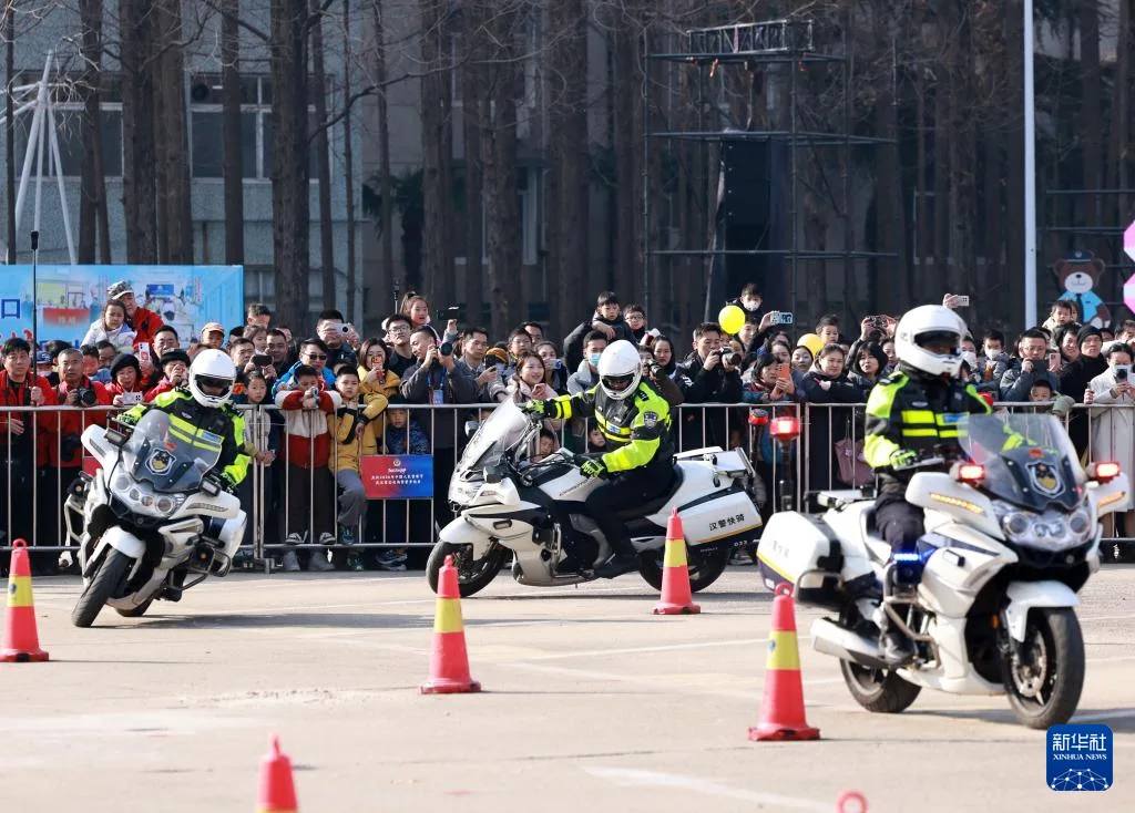 各地举办活动庆祝中国人民警察节
