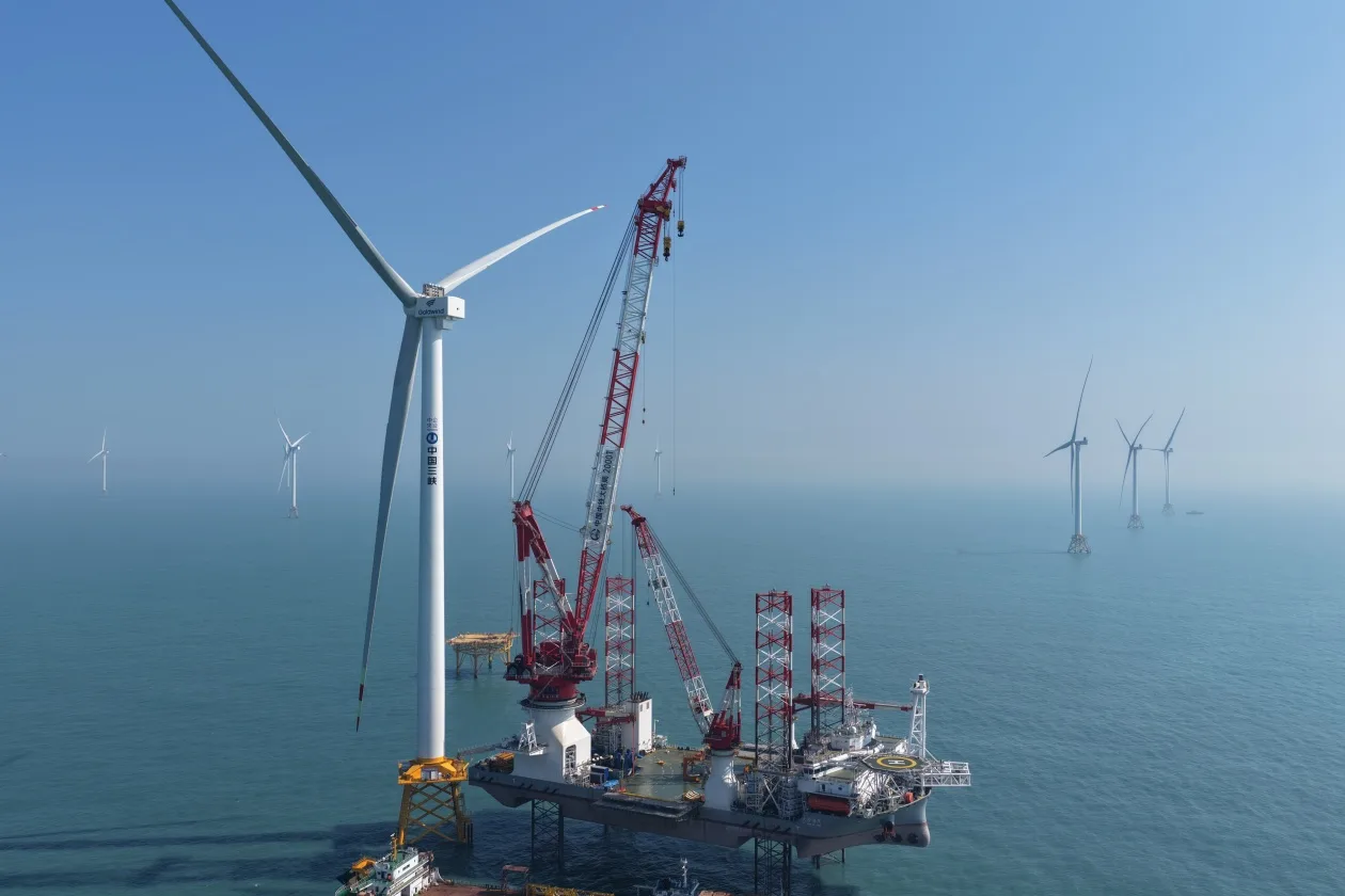全球首台20兆瓦风机在福建海域吊装