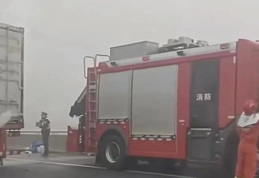 G40沪陕高速往江苏方向发生一起多车相撞事故，1人抢救无效死亡