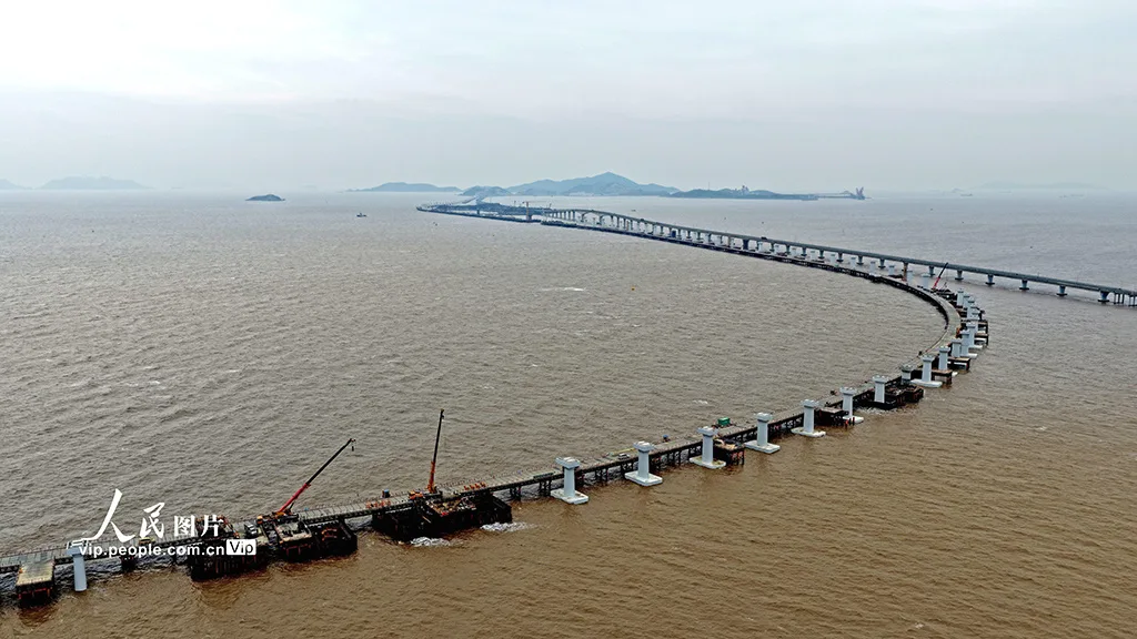 浙江临海：头门港铁路跨海大桥项目施工如火如荼