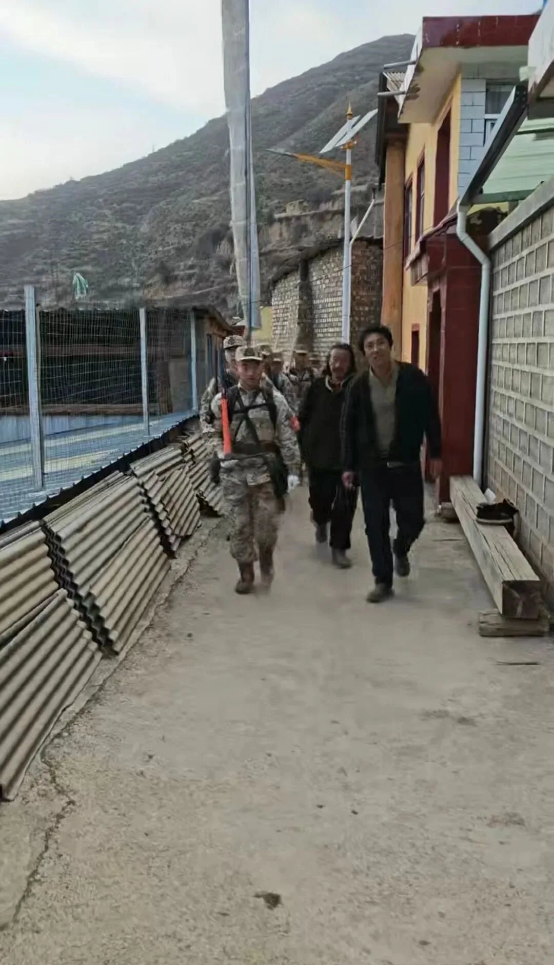 武警官兵正在迭部地震灾区开展清障工作