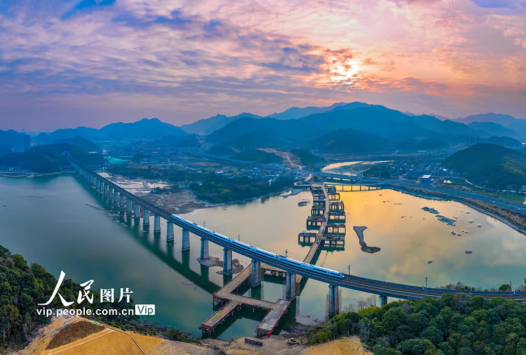 浙江宁海：杨梅岭水库大桥建设正酣
