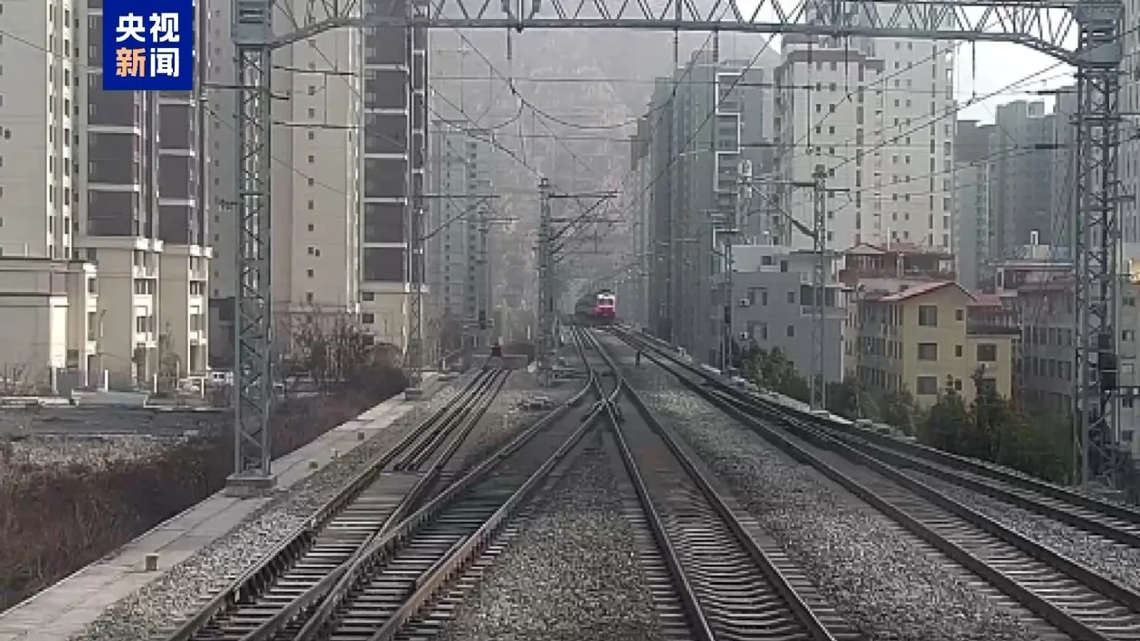 视频丨临危不乱！地震发生后他们拦停列车护平安