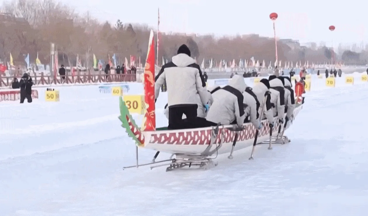 冰河竞渡春意浓 新疆北屯冰上龙舟赛点燃冬日热情