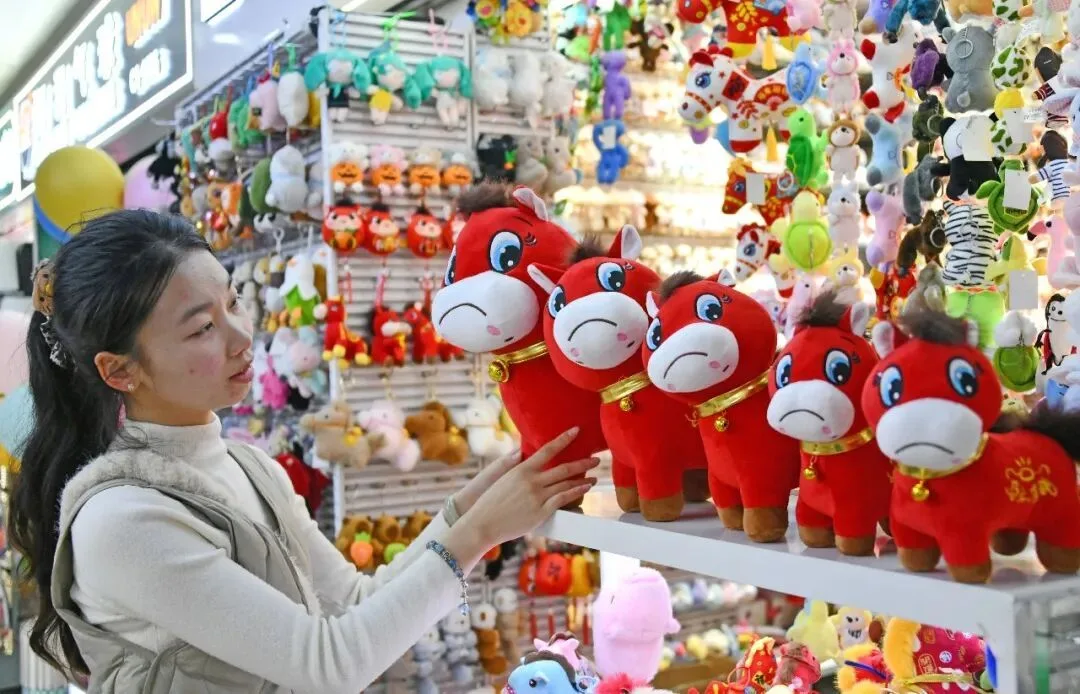 经济热点快评丨缝反了的“笑笑马”意外走红，背后的市场逻辑是什么？