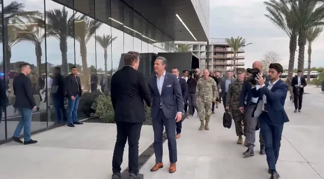 高调“站台”？美防长到访得州星际基地，与马斯克握手同框