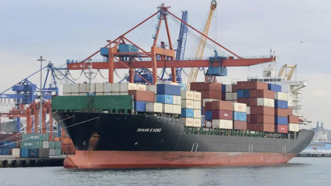 外媒：一艘伊朗货船在里海遇险，船上14人已全部获救