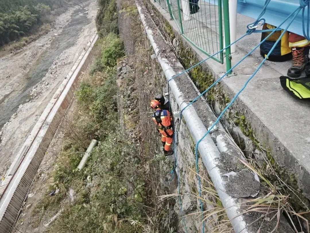 贵州一老人拾荒被困峭壁，消防员成功救援！