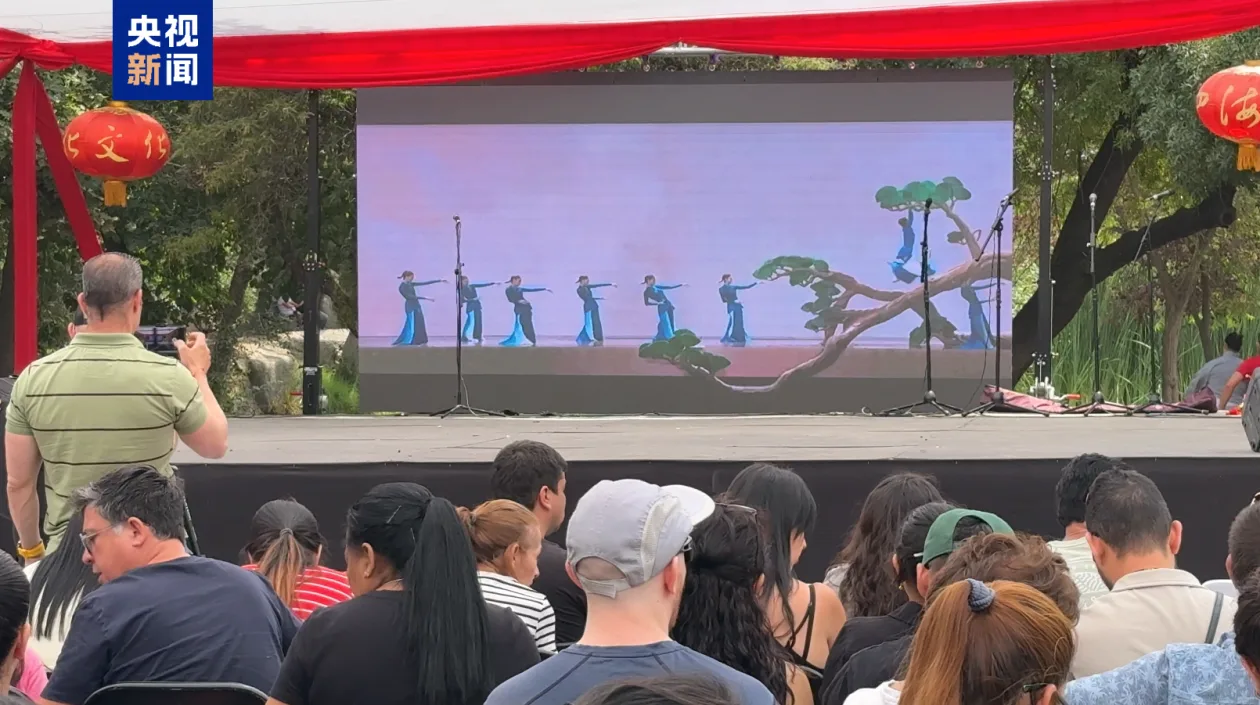 总台春晚宣传片首次亮相智利首都新春活动