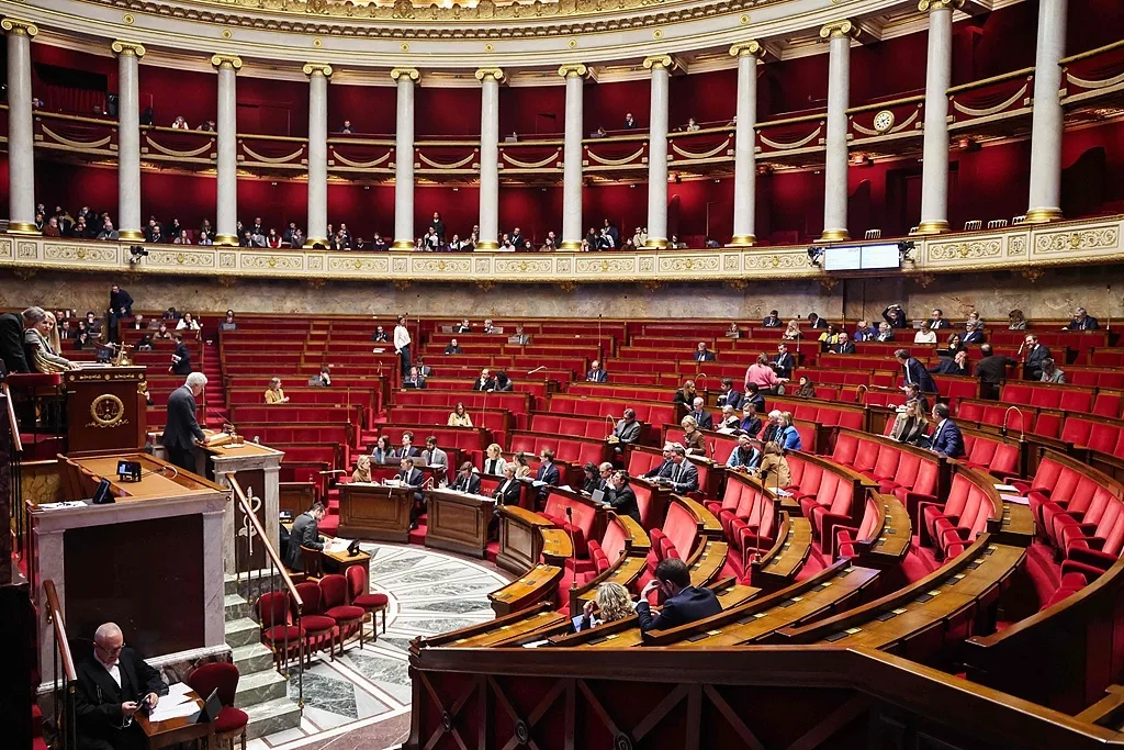 法国国民议会批准15岁以下社媒禁令，马克龙称赞此举是“重要一步”