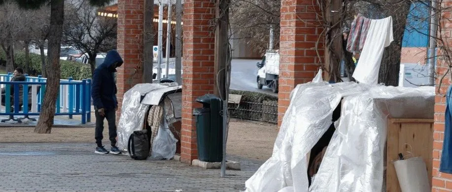 马德里流浪汉越来越多，“纸板帐篷”到处都是...所以问题出在哪里？？